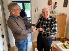 Karl Heinz Pradel gratuliert Walter Kapper