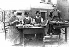 Frauen beim Zigarrenrollen in die Holzformen