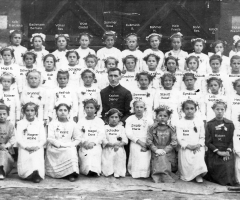 JG 1908/09 Kommunion Mädchen mit Kaplan Diener