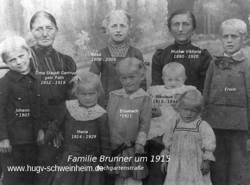 Brunner Viktoria mit Familie um 1915 