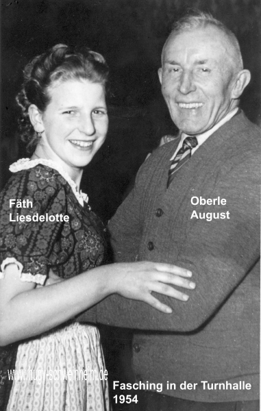 Fäth Liselotte tanzt mit August Oberle in der Turnhalle Fasching 1954