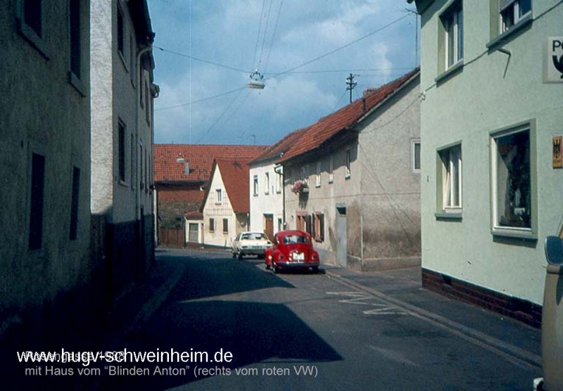 Rosenstr mit rotem VW vor Haus Blinder Anton