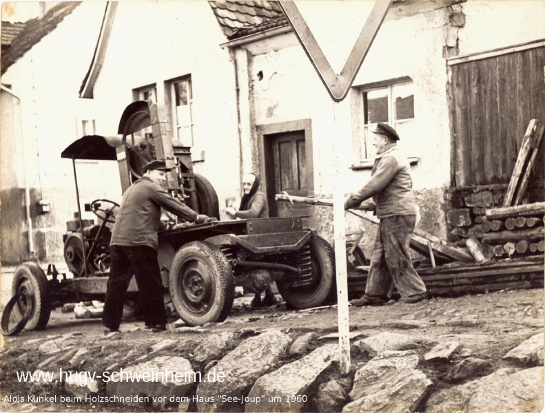 Kunkel Alois beim Holzschneiden um 1960