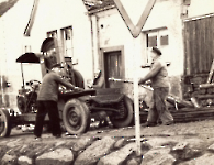Kunkel Alois beim Holzschneiden um 1960