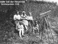 Kinder bei der Heuernte 1932